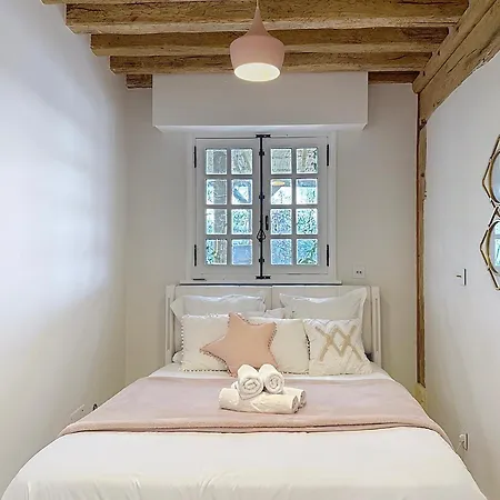 Elysia Yourhosthelper *