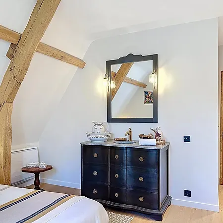 Elysia Yourhosthelper