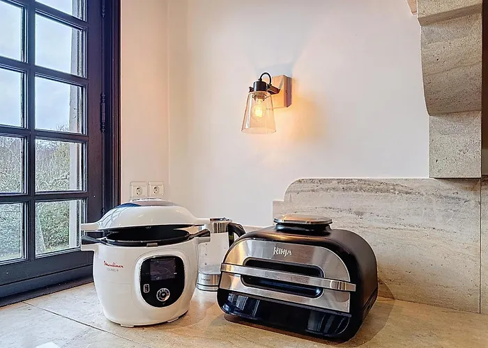 Elysia Yourhosthelper *