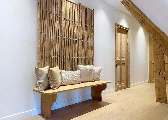 Elysia Yourhosthelper *