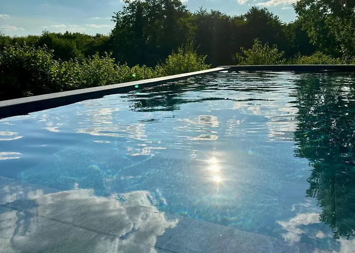 Elysia Yourhosthelper