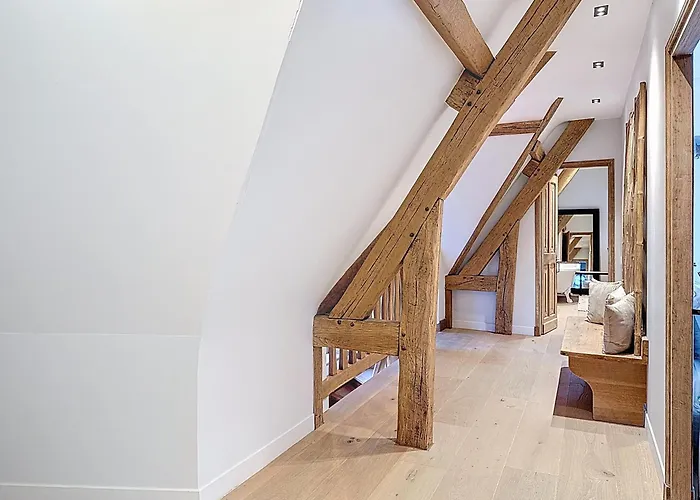 Elysia Yourhosthelper *