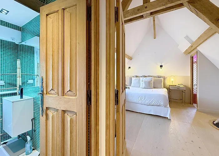 Elysia Yourhosthelper