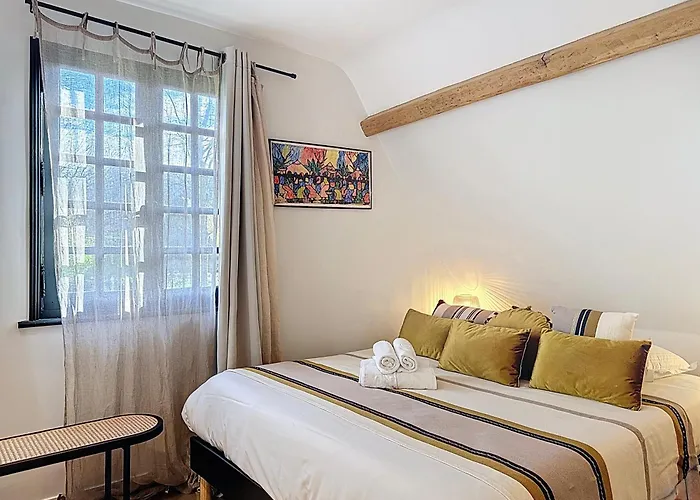 Elysia Yourhosthelper * Touques