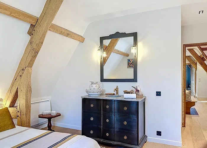 Elysia Yourhosthelper